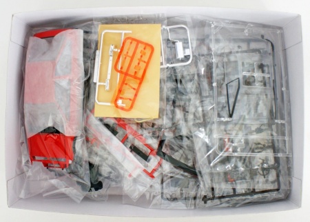 05496 Toyota AE86 Levin '83 Red/Black Aoshima