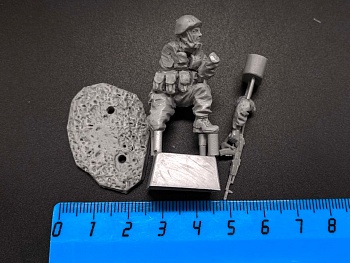 5081ТБ ВИМ, стоящий на одном колене боец (Росгвардия) стреляющий из автомата