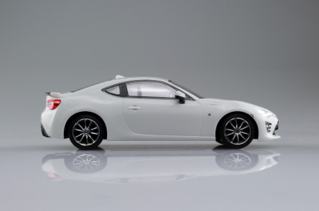 05418 Toyota 86 (Crystal White Pearl) Aoshima
