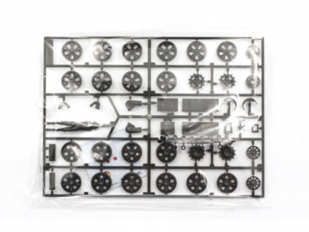 35108 Советский танк Т-62А с фигурой Tamiya