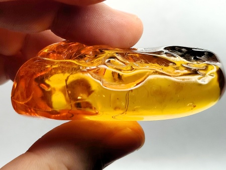 AAM0021 Эксклюзивный янтарь с музейным инклюзом «Москито». Гигантский комар-долгоножка. 3 см.