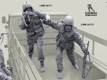 LRM35171 Военнослужащий ВВ, помогает раненному укрыться