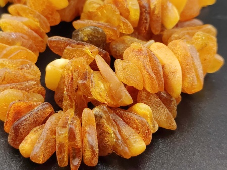 AAM0045 Бусы из необработанного янтаря 