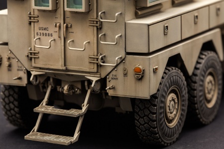 SS-005 U.S. COUGAR 6x6 MRAP VEHICLE Meng