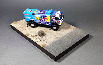 HE-43002 Подставка КамАЗ quot;Выезд на дорогу или тех обслуживаниеquot; Ящерка в комплекте Размер 30*20