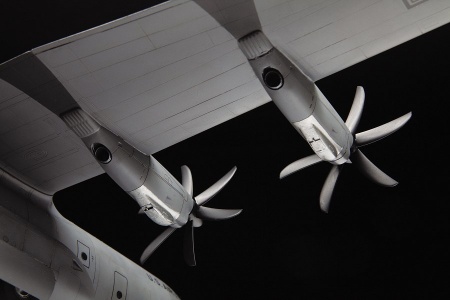 7325 Военно-транспортный самолет С-130J Звезда