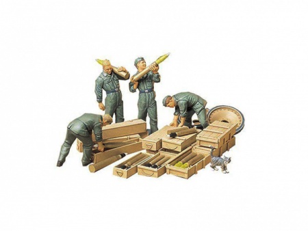 35188T Немецкие солдаты (4 фигуры), загружающие 75 и 88-мм снаряды из ящиков в танк Tamiya
