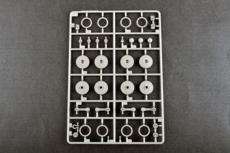 09591P Сборная модель Soviet T-100Z Heavy Tank Trumpeter