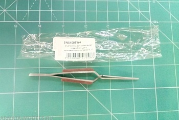 SN5100TW4 Самозажимной прямой пинцет с деревянными накладками, 11 см