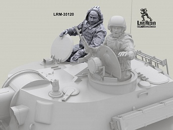 LRM35120 Современные Российские солдаты - танкист в башенном люке