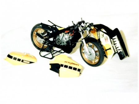 14001T Yamaha YZR500 GP Racer Kit - CF401 Tamiya