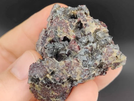 AAM0044 Кристаллы шпинели техногенного происхождения, Средний Урал.