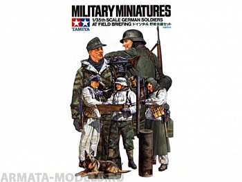 35212T Немецкие солдаты зимой вокруг полевой печки (5 фигур) читающие газеты, журналы и полевые карты (в комплекте)