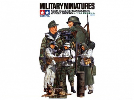35212T Немецкие солдаты зимой вокруг полевой печки (5 фигур) читающие газеты, журналы и полевые карты (в комплекте) Tamiya