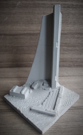 П03AB Фрагмент стены здания с обломком ворот