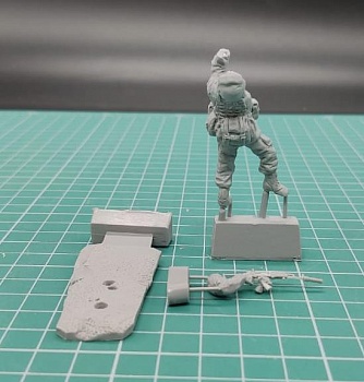 5075ТБ ВИМ, лежащий морпех стреляет из автомата, 1/35