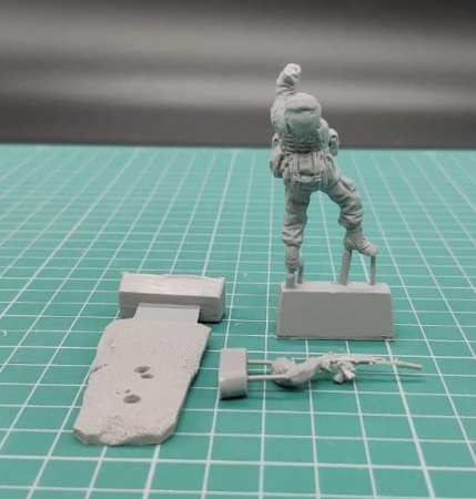 5075ТБ ВИМ, лежащий морпех стреляет из автомата, 1/35 Три Богатыря