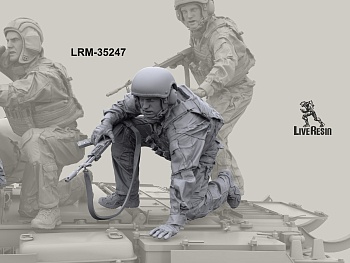 LRM35247 Современный Российский танкист - осматривает результат (Не для свободной продажи)