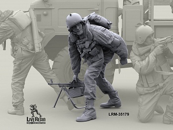 LRM35179 Военнослужащий ВВ, перебегает с пулеметом ПКМ в руке