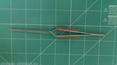 SN50911TW Самозажимной титановый прямой пинцет с деревянными накладками, 16 см