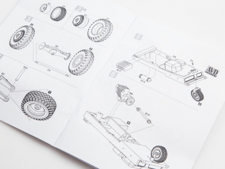 1560AVD Сборная модель Одноосный тягач МАЗ-529 AVD Models